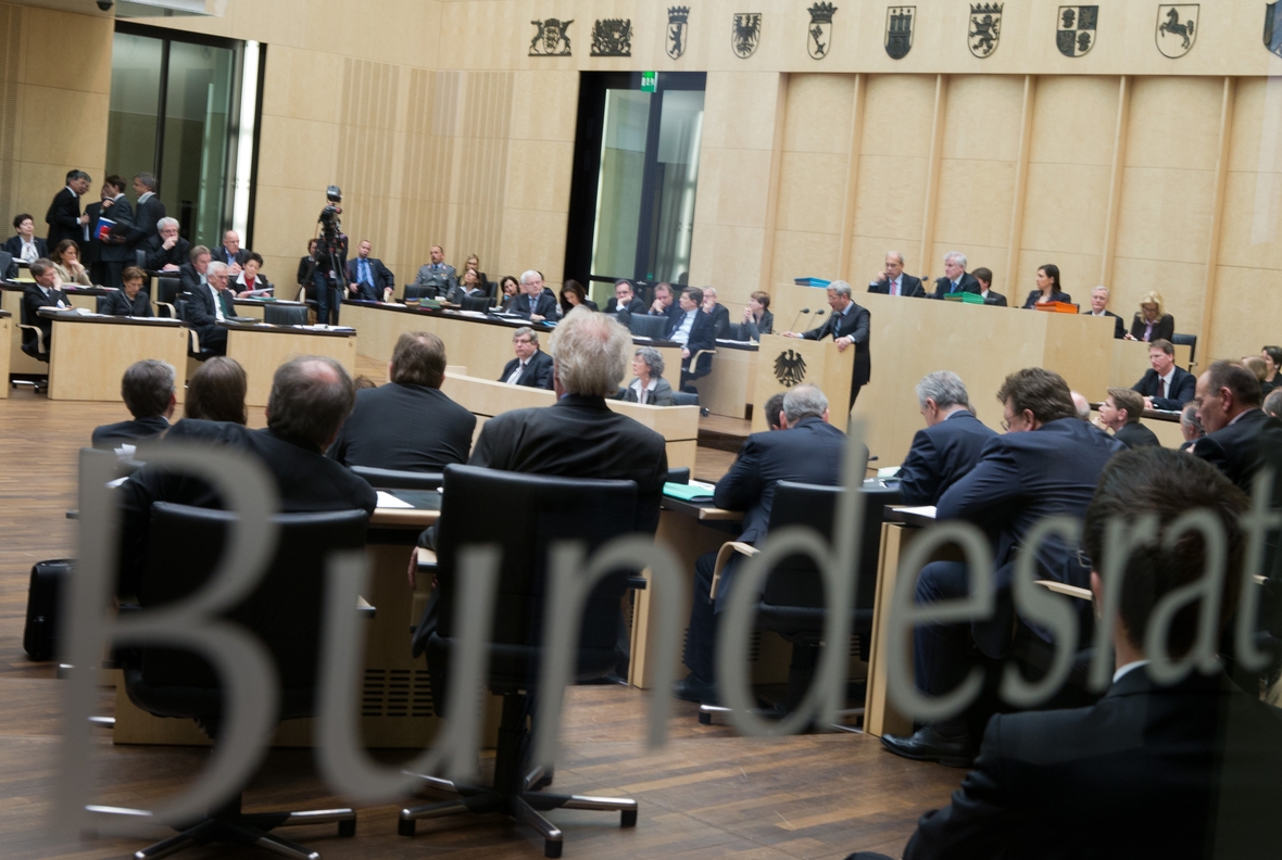 Im Bundesrat wird gesprochen, man schaut von außen durch eine Glastür, auf der das Wort "Bundesrat" eingraviert ist.