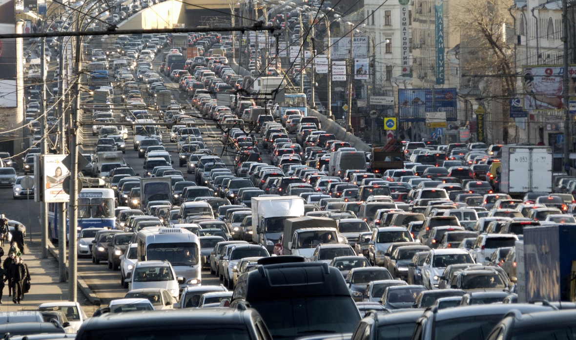 Gezeigt wird eine acht-spurige Autostraße voller Autos - Folge des Bevölkerungswachstums. 