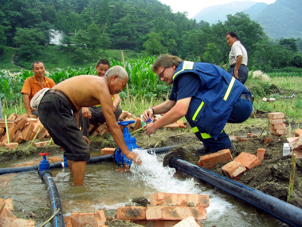 Ein Trinkwasserexperte des THW hilft nach einem schweren Erdbeben in China.
