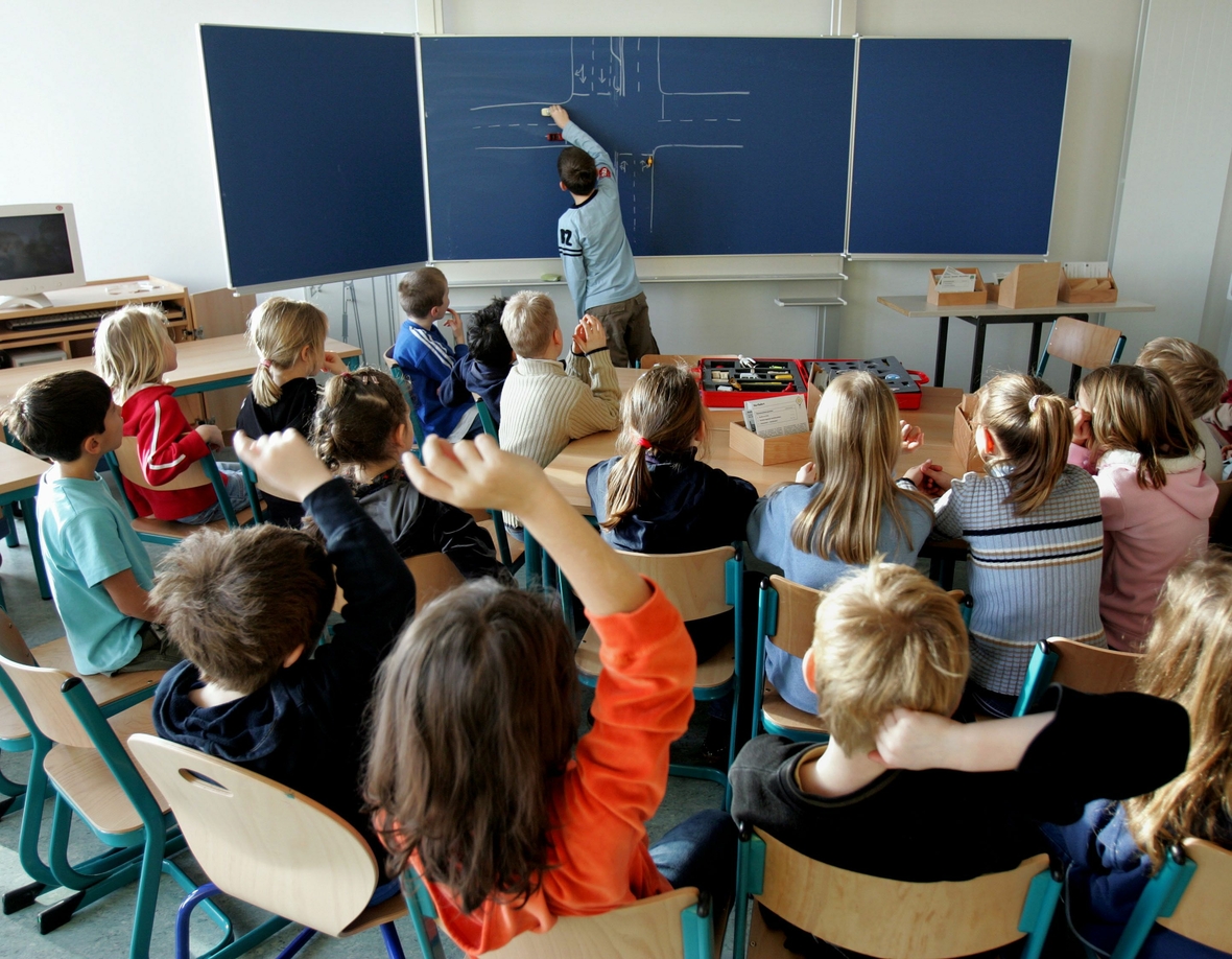 Jedes Kind in Deutschland darf in die Schule gehen, egal wieviel Geld die Familie hat. Das Foto zeigt eine Klasse beim Schulunterricht.