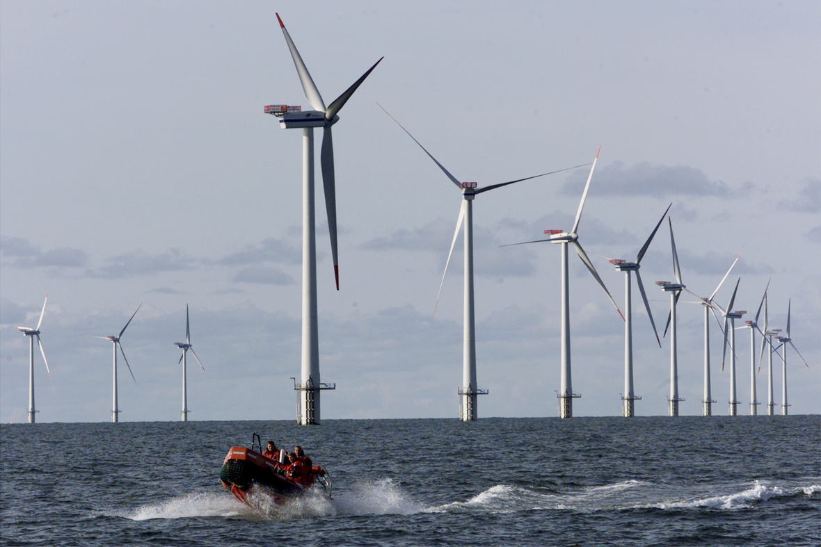 Zu sehen sind viele Windräder in der Nordsee.