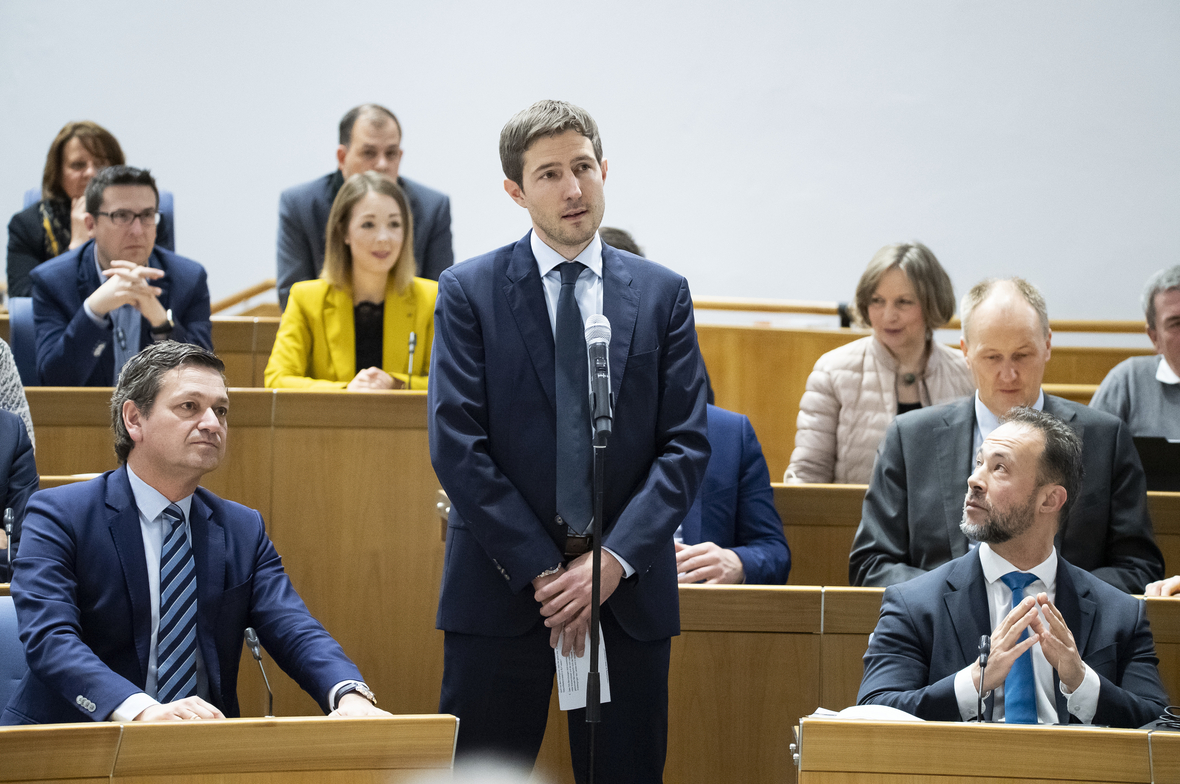 Ein Abgeordneter stellt eine Anfrage im Landtag von Rheinland-Pfalz.