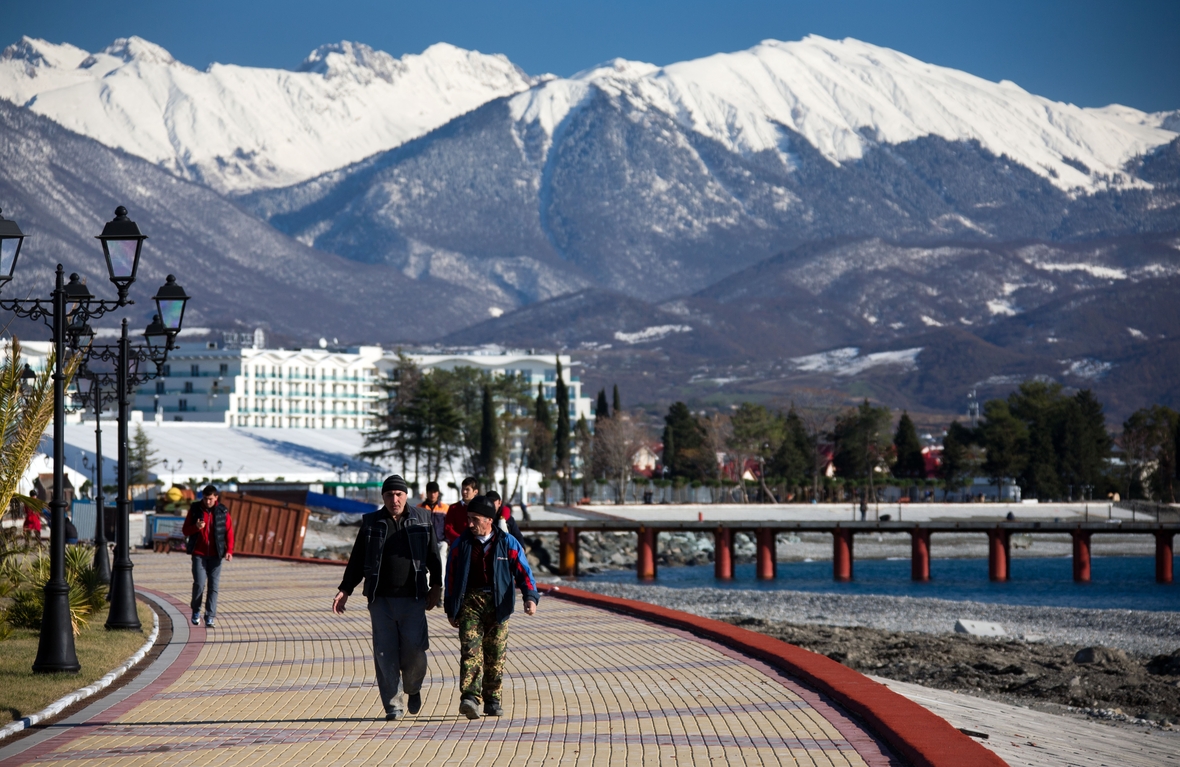 Die neue Strandpromenade direkt zwischen dem Olympischen Park in Sotschi und dem Schwarzen Meer.