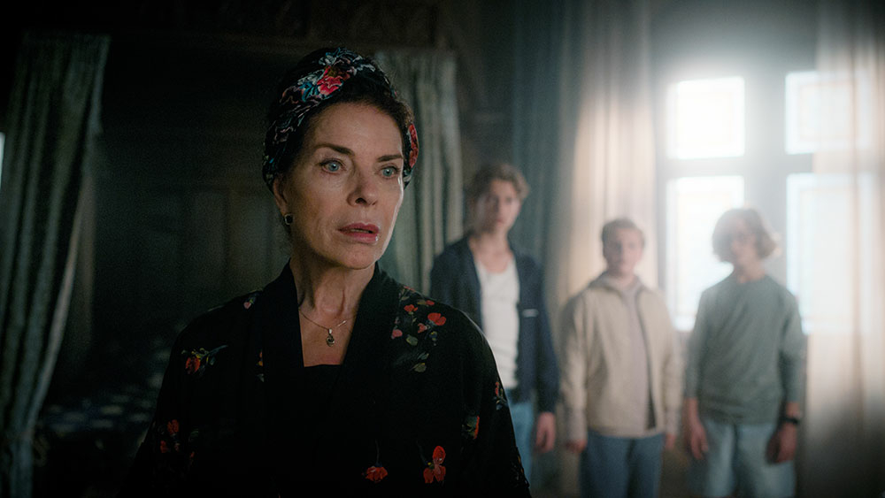 Szenenbild: Gräfin Codrina (links) vertraut den drei Detektiven (rechts von ihr, etwas im Hintergrund) ein persönliches Geheimnis an.
