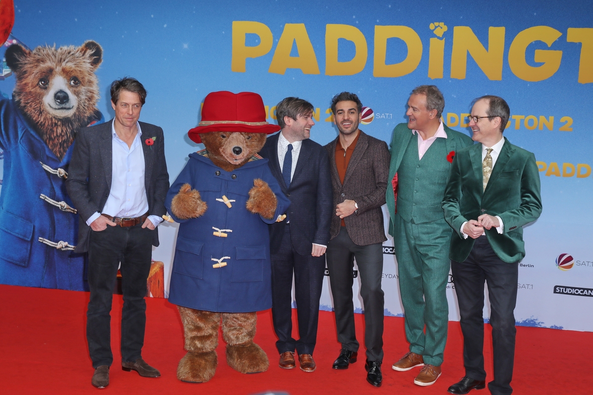 Von links nach rechts: Der Schauspieler Hugh Grant, eine Figur, die den Bär Paddington darstellt, Regisseur Paul King, Elyas M'Barek, Hugh Bonneville und der britische Botschafter Sir Sebastian Wood bei der Deutschlandpremiere von dem Film Paddington