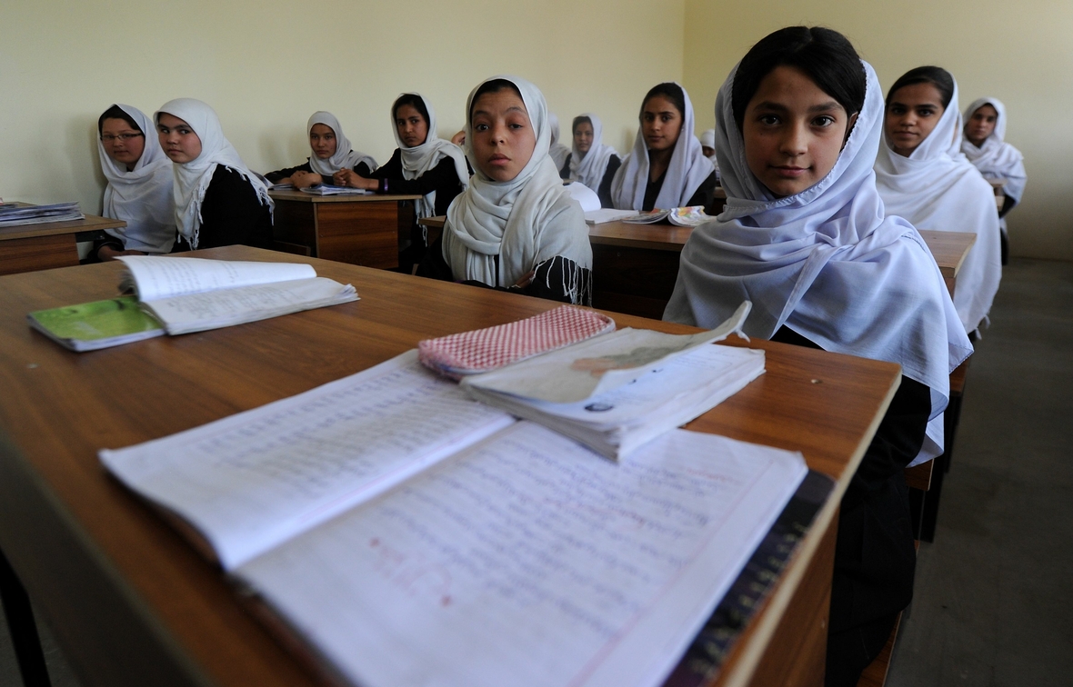Muslimische Mädchen in Afghanistan lernen in einer Schule, die von UNICEF unterstützt wird. Schulbildung für Mädchen ist in Afghanistan keineswegs selbstverständlich.