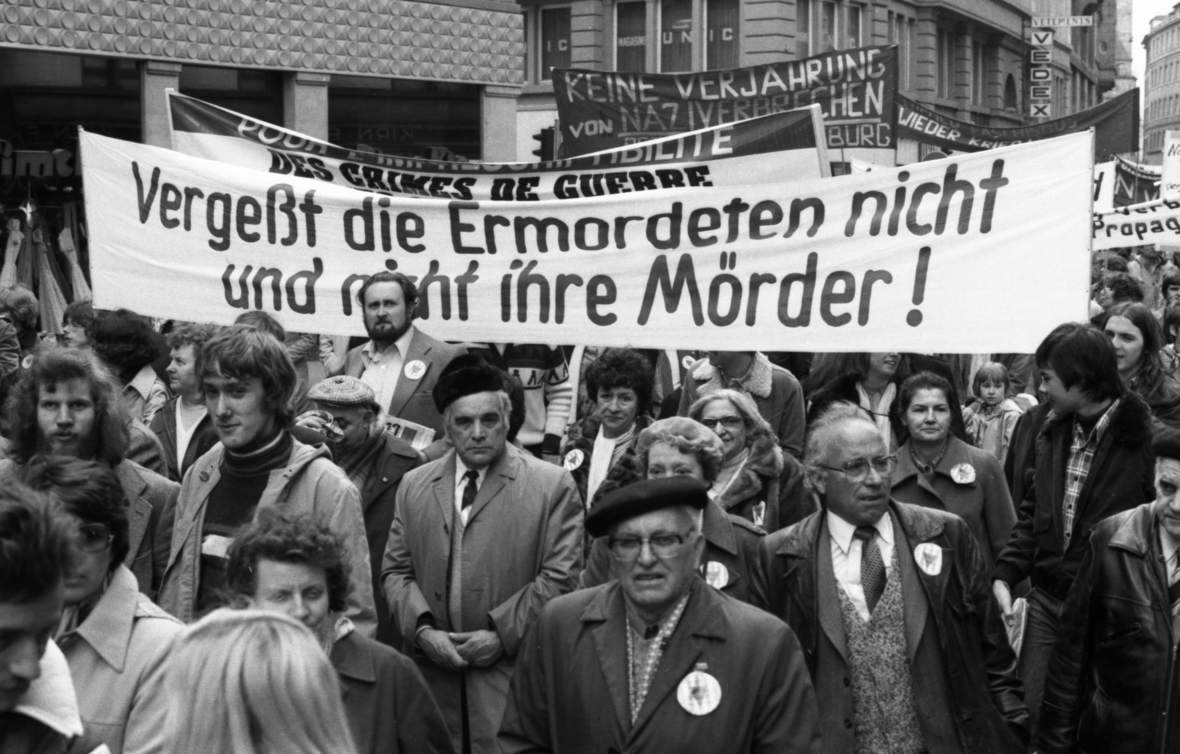 Gegen die Verjährung von Naziverbrechen demonstrierten am 21. April 1979 in Straßburg internationale Widerstandskämpfer und Verfolgte des NS-Regimes, teils in Kleidung von KZ-Insassen. Am 3. Juli 1979 beschloss der Deutsche Bundestag, dass Mord künftig nicht mehr verjähren sollte.