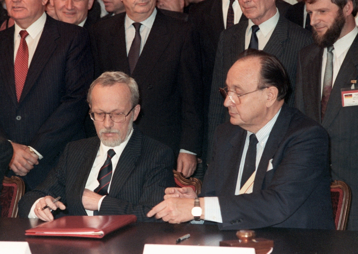 Der bundesdeutsche Außenminister Genscher (rechts) und der Ministerpräsident der DDR de Maizière (links) bei der Unterzeichnung des Zwei-Plus-Vier Vertrages am 12. September 1990 in einem Moskauer Hotel