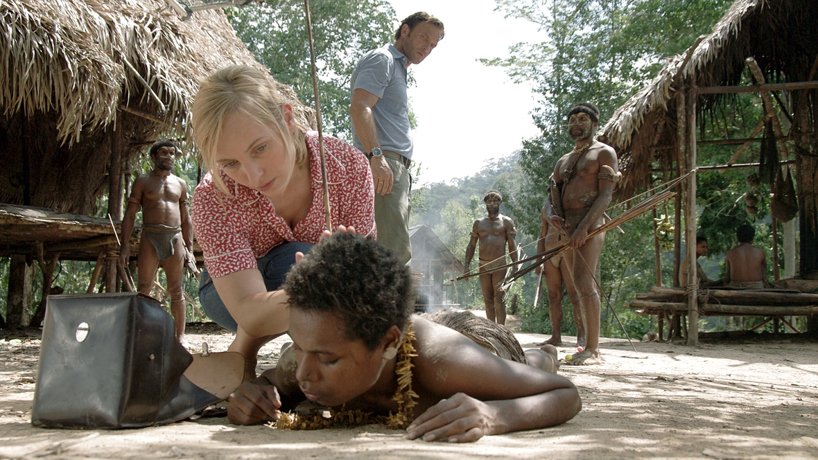 Bei den Dreharbeiten des Films: Die Schauspielerin Nadja Uhl in ihrer Rolle als Doris kümmert sich um einen Jungen, der am Boden liegt                        am Boden 