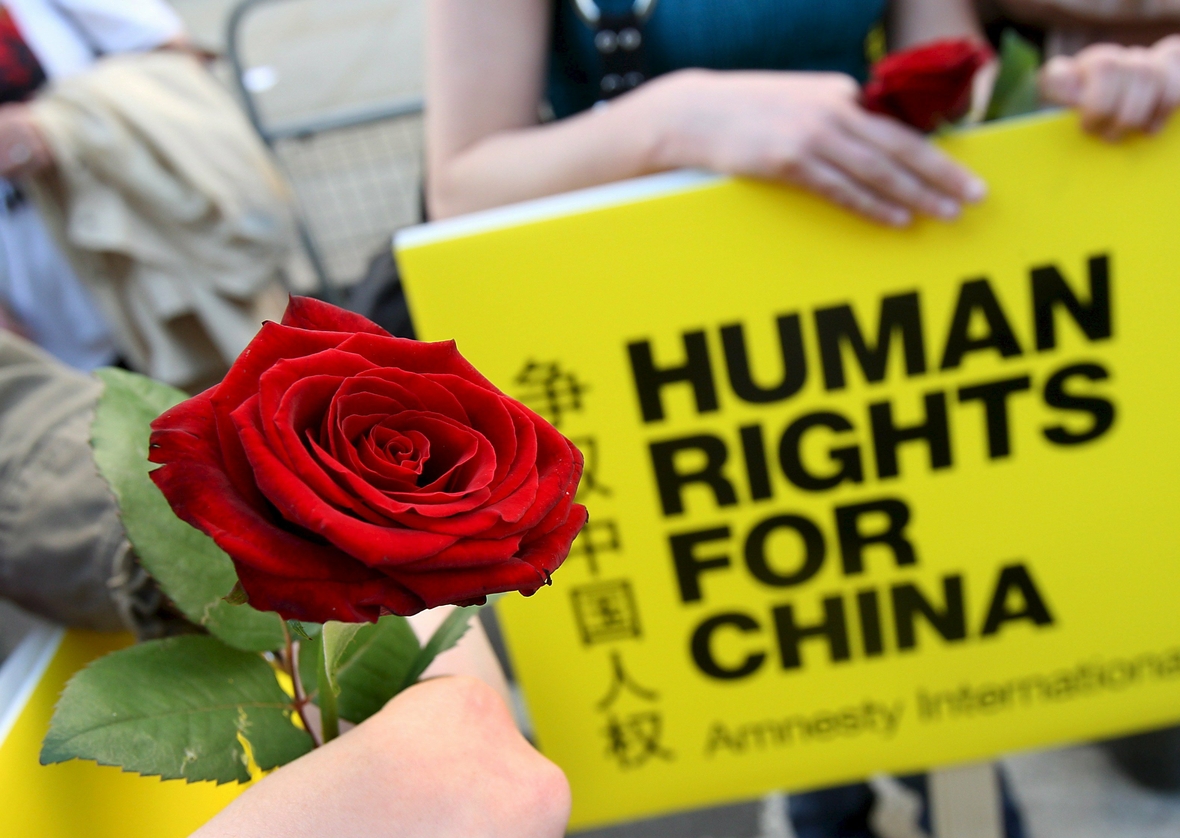 In London gedenken im Jahre 2008 Menschen der Opfer der Tiananmen-Proteste von 1989. Ein Plakat zeigt die Aufschrift "Human Rights for China."