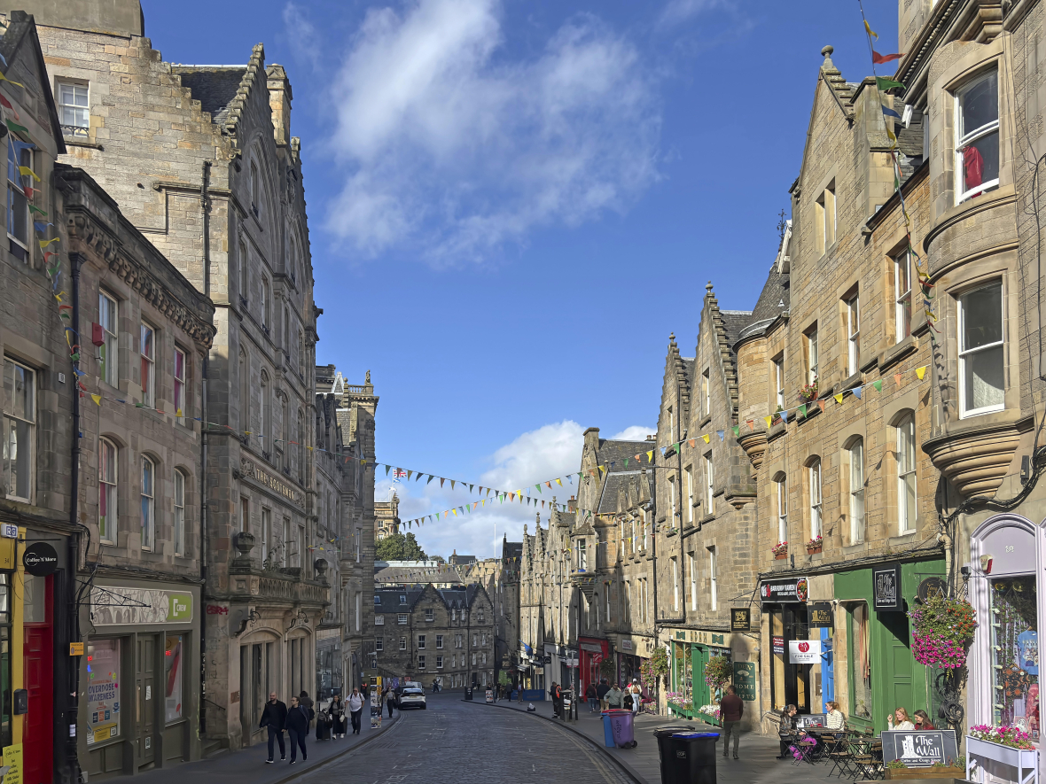 Eine Straße in der Altstadt von Edinburgh.