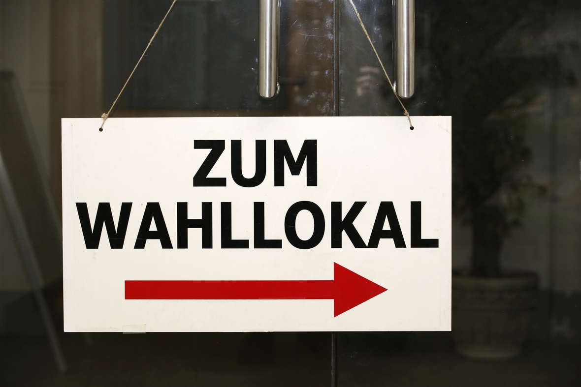 Ein Schild zeigt den Weg zum Wahllokal