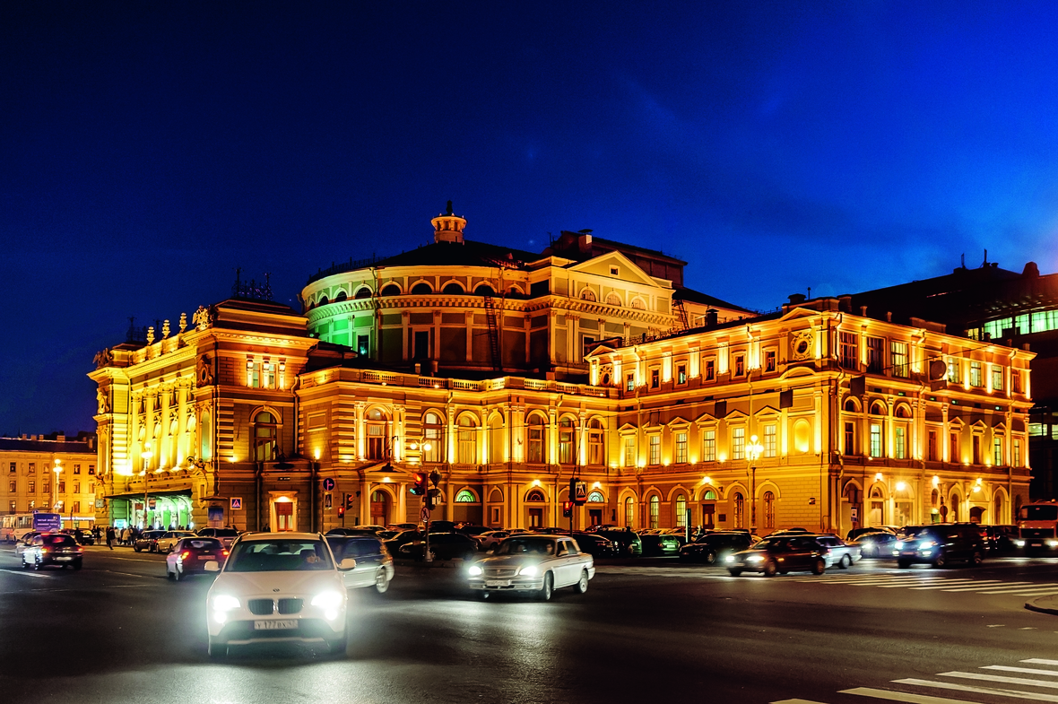 Die Aufnahme zeigt das bei Nacht hell erleuchtete Mariinski-Theater. Dieses Theater ist eines der bekanntesten Opern- und Balletthäuser der Welt. Es steht am Theaterplatz in St. Petersburg.