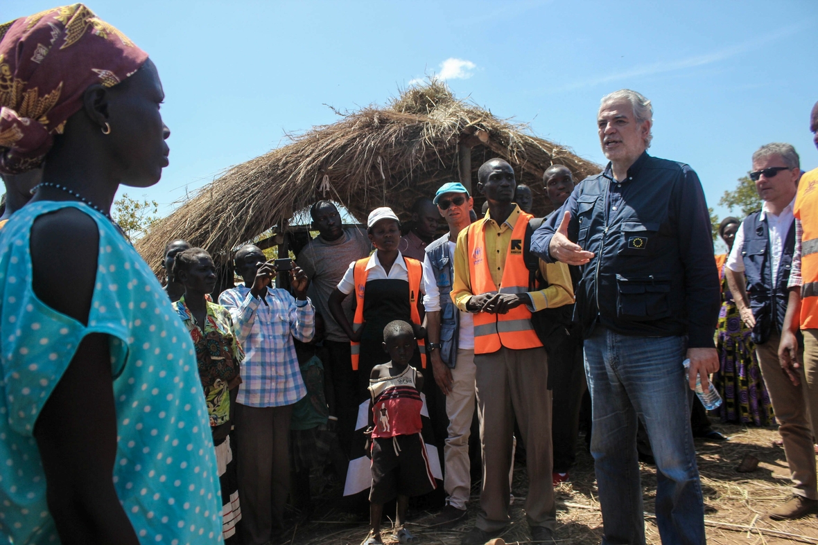 2016 sagte die EU 78 Millionen Pfund für Hilfen an den Südsudan zu, um Fluchtursachen zu bekämpfen. Aus dem Südsudan fliehen täglich mehrere Tausend Menschen vor dem Krieg in ihrem Land. Hier sieht man den EU-Kommissar Stylianides. 