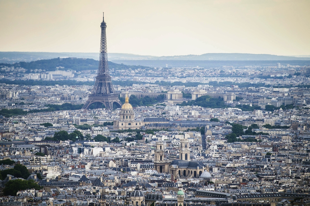 Luftaufnahme von Frankreichs Hauptstadt Paris mit dem Eiffelturm.
