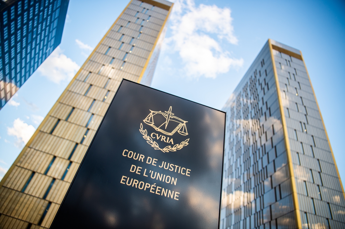 Das Bild zeigt ein Schild vor den Bürotürmen des Europäischen Gerichtshofs mit der Aufschrift "Cour de Justice de l'union Européene" im Europaviertel auf dem Kirchberg in Luxemburg.