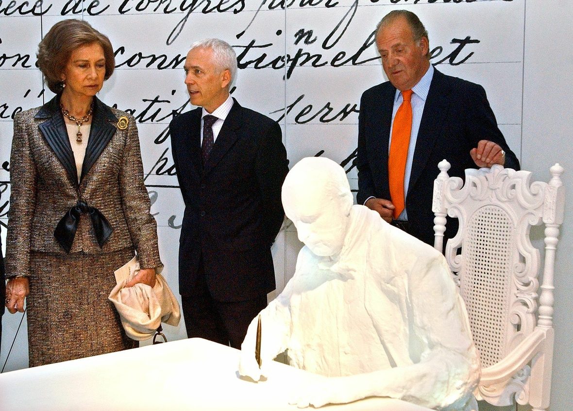Der spanische König Juan Carlos und seine Frau Königin Sofia schauen sich die Statue von Henri Dunant an.