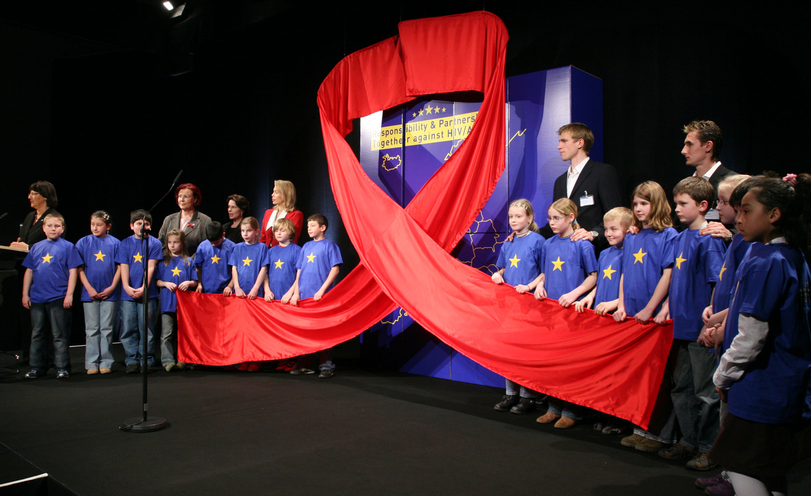 Kinder halten eine große Aids-Schleife bei der Eröffungsveranstaltung einer Konferenz zum Thema HIV und Aids in Bremen.