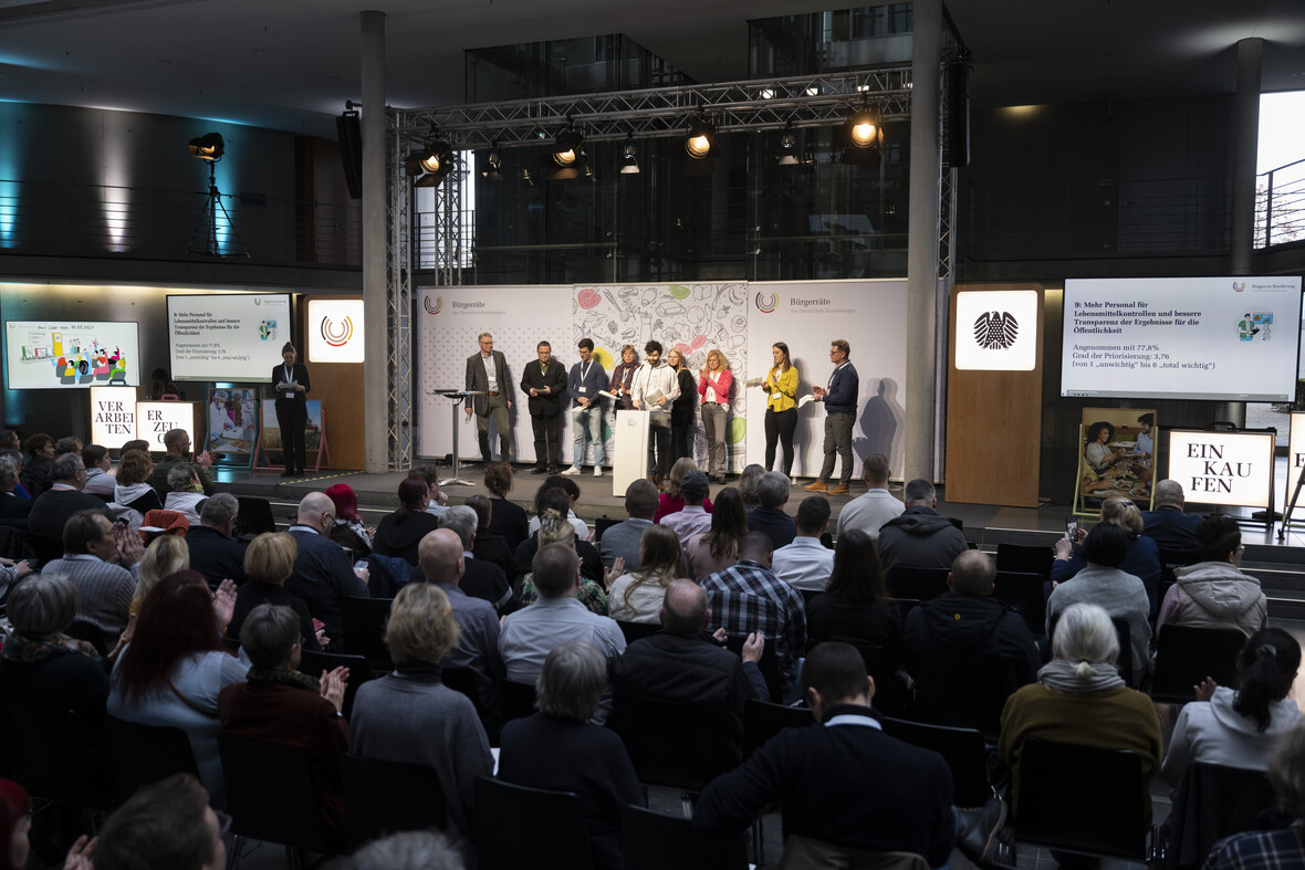 Mitglieder eines Bürgerrates stellen der Öffentlichkeit ihre Empfehlungen vor.