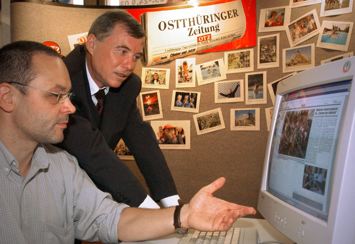 Blick in eine Zeitungsredaktion. Hier sieht man den Chefredakteur und den Chefdienst-Techniker.