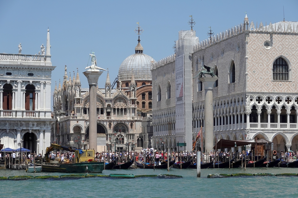Die Stadt Venedig, von der hier Kanäle und Häuser gezeigt werden,  zählt seit 1987 offiziell zum Weltkulturerbe.