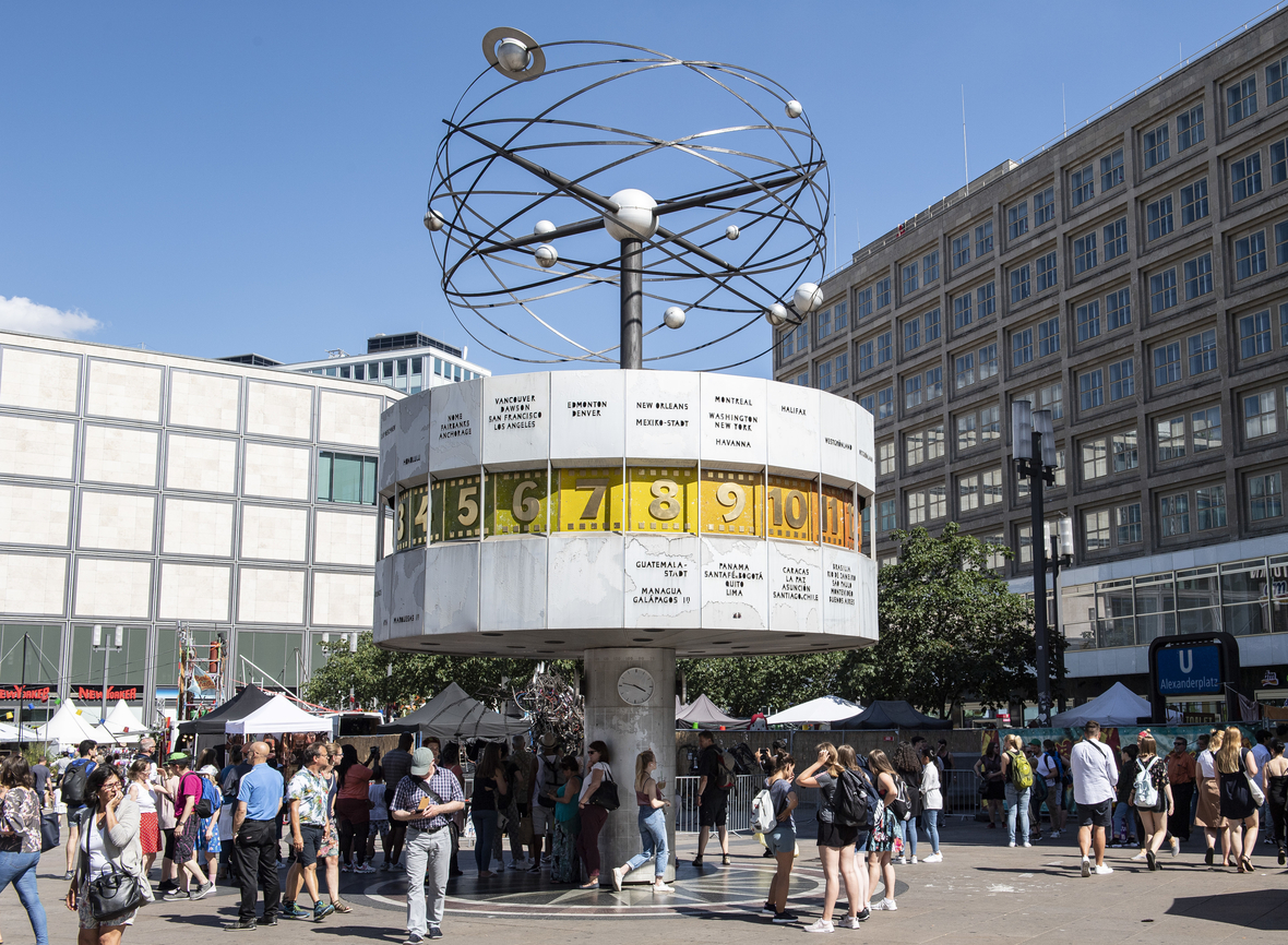 Die Weltzeituhr auf dem Alexanderplatz, ein beliebter Treffpunkt.
