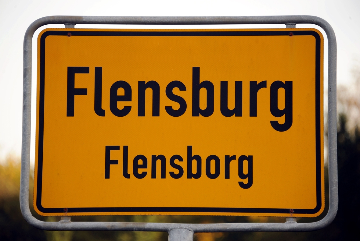 Das Ortsschild von Flensburg in zwei Sprachen: deutsch heißt es "Flensburg" und dänisch: "Flensborg". Jede/r fünfte Einwohner/in dieser norddeutschen Stadt gehört zur dänischen Minderheit.