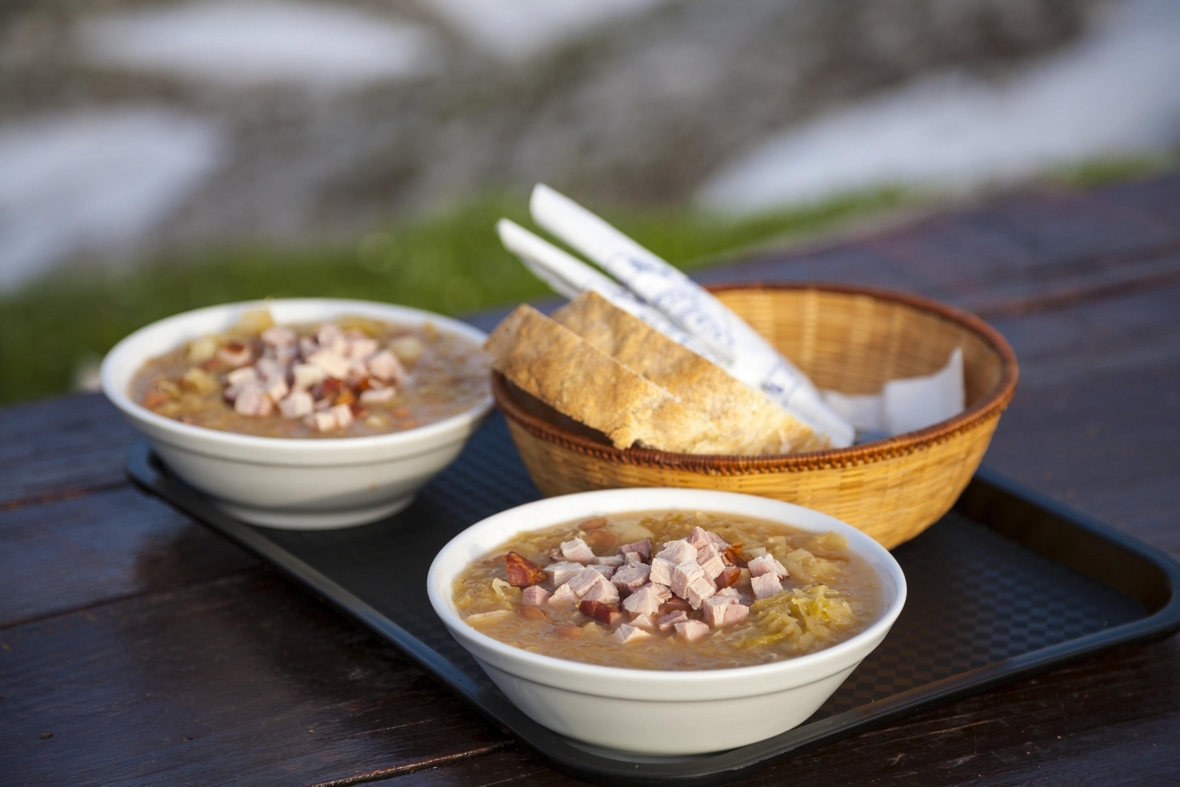 Jota, die slowenische Sauerkrautsuppe, ist eine lokale Spezialität.