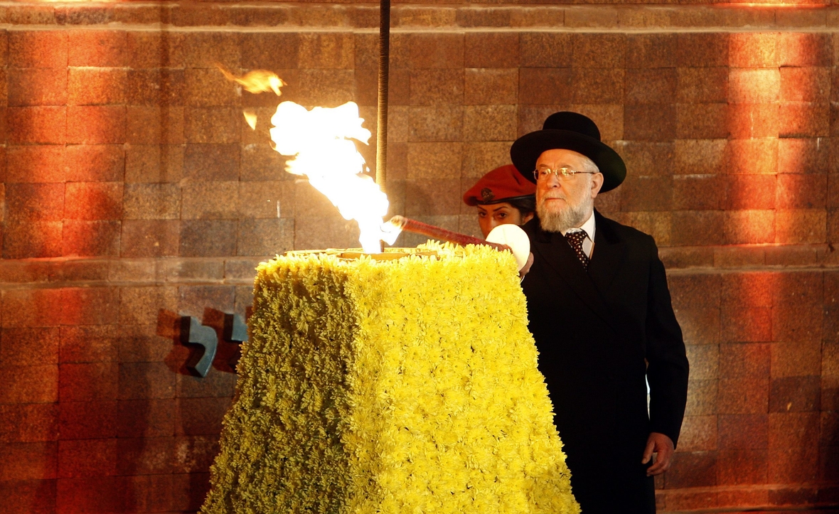 Zum Holocaust-Gedenktag in Israel zündet ein Rabbi ein Feuer in der Gedenkstätte Yad Vashem an.