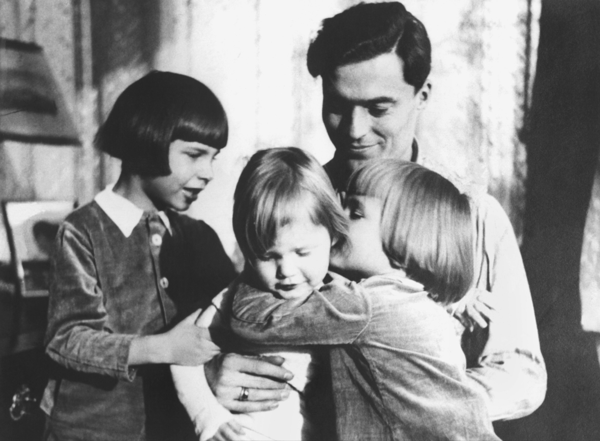 Der deutsche Offizier und spätere Widerstandskämpfer Claus Graf Schenk von Stauffenberg im Jahr 1940 mit seinen Kindern