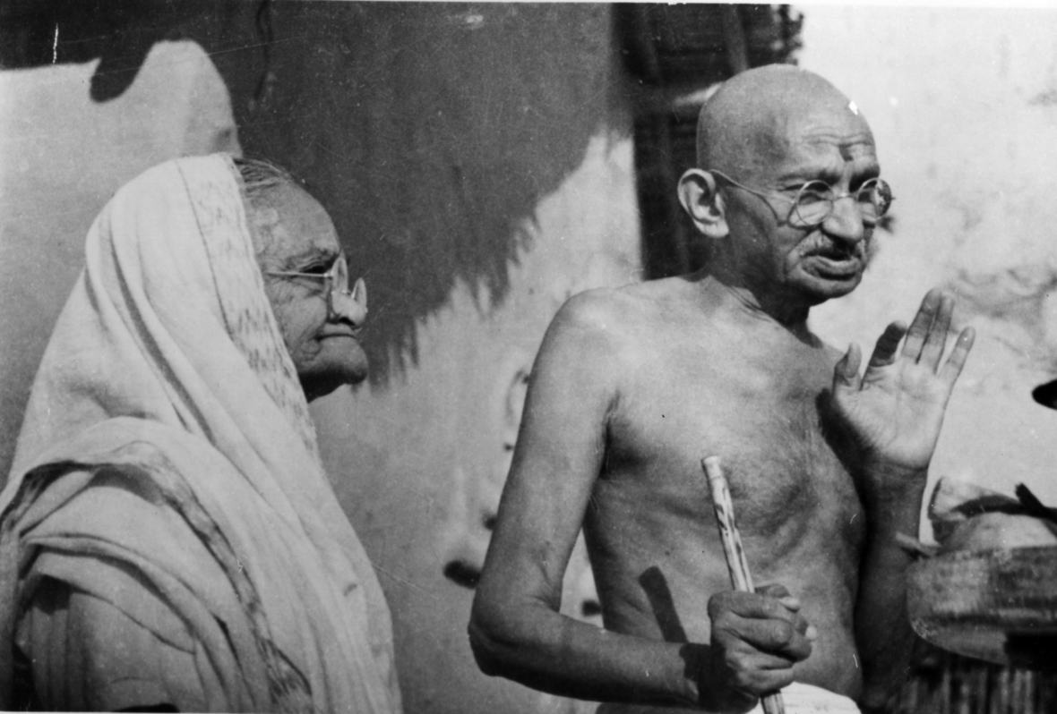 Mahatma Gandhi mit Ehefrau Kastruba / Foto aus dem Jahr 1942