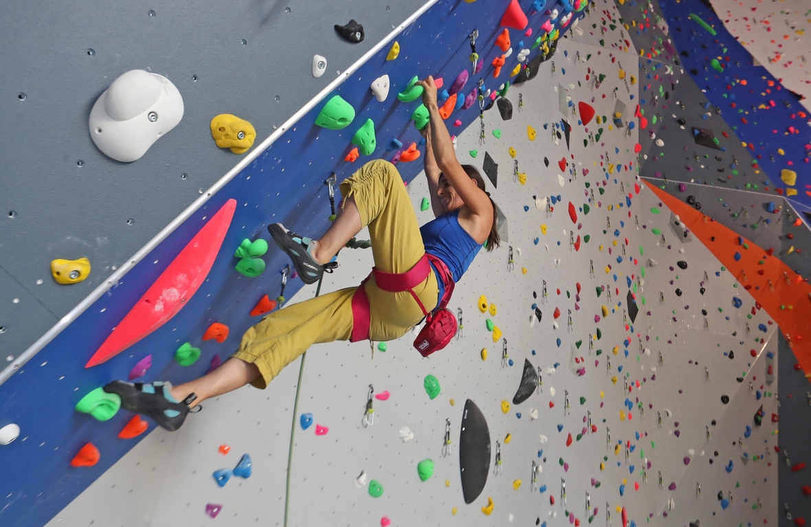 Sportklettern wird 2021 olympisch. Foto zeigt Sportlerin in einer Kletterhalle.