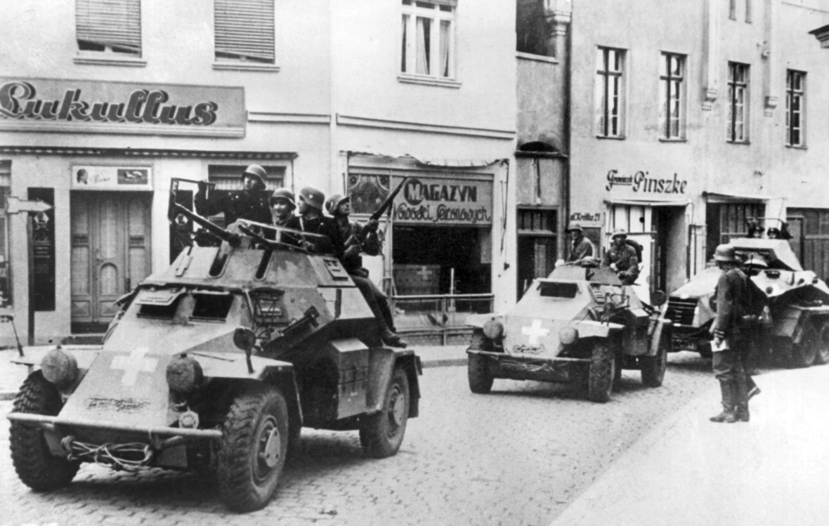 Panzerspähwagen der Vorhut fahren von Dirschau (Tczew) aus Richtung Süden. Mit dem Einfall der dPanzerspähwagen der Vorhut fahren von Dirschau (Tczew) aus Richtung Süden. Mit dem Einfall der deutschen Truppen in Polen am 1. September 1939 begann der Zweite Weltkrieg.