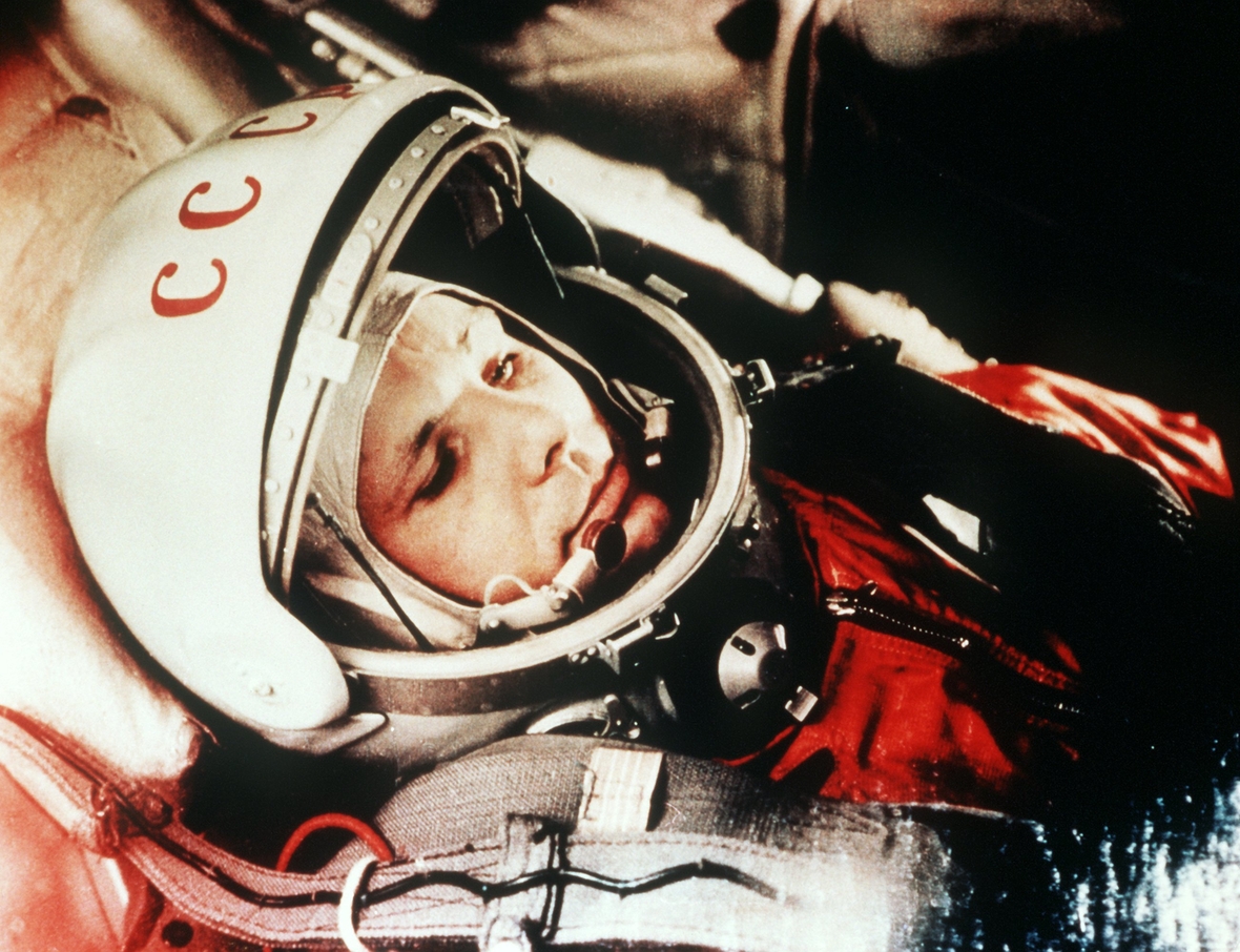 Der sowjetische Major Juri Alexejewitsch Gagarin auf der Fahrt im Bus zum Raumfahrzeug.
