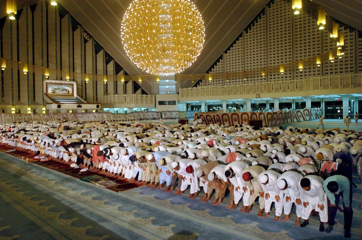 Am Ende des Fastenmonats Ramadan feiern Muslime die Nacht der Bestimmung. Hier sieht man Muslime in einer Moschee in Islamabad, Pakistan.