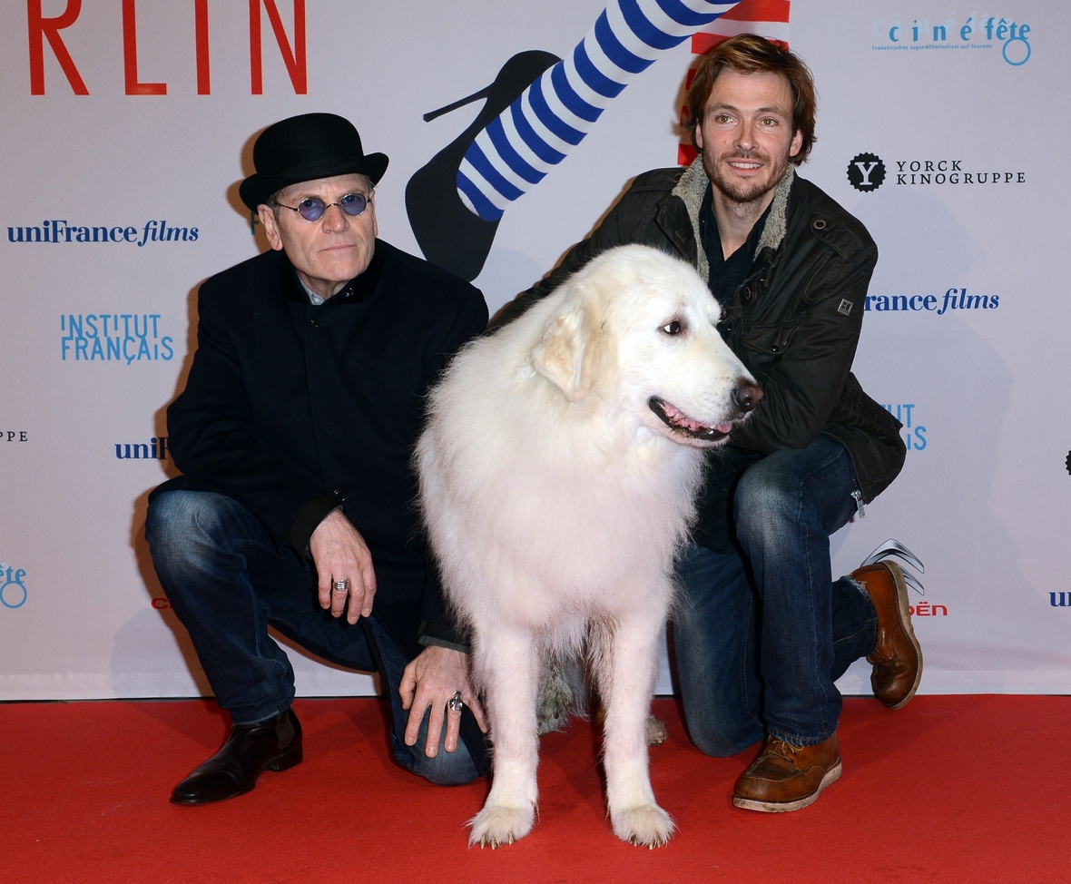 Von links nach rechts: Der französische Schauspieler Tcheky Karyo, der den Großvater César verkörpert, der Filmhund Belle und der deutsche Schauspieler Andreas Pietschmann, der Lieutenant Peter darstellt.