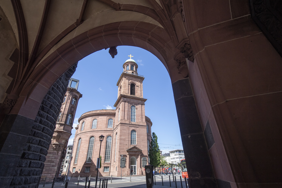 Die Frankfurter Paulskirche, durch einen Torbogen fotografiert. Hier kam 1848 die erste deutsche Nationalversammlung zusammen.