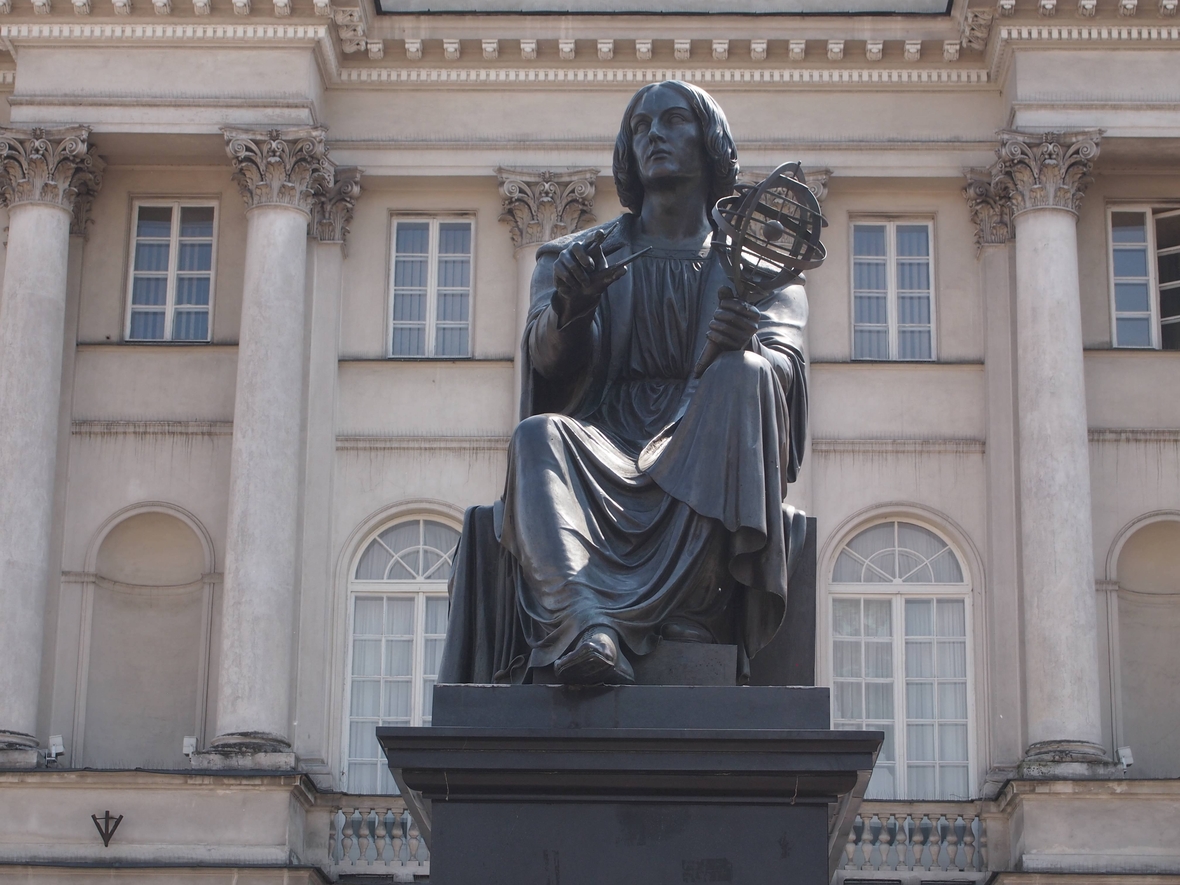 Auf dem Bild ist das Kopernikus-Denkmal in Warschau zu sehen. Das Denkmal steht vor dem Palais Staszic in Warschau.