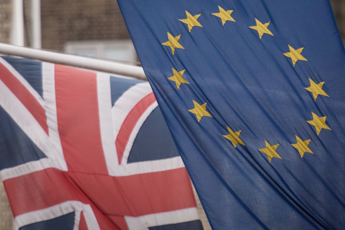 Flaggen von Großbritannien und der EU