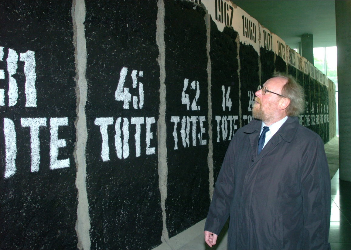 Der damalige Bundestagspräsident Wolfgang Thierse bei der Eröffnung des Mahnmals 2005