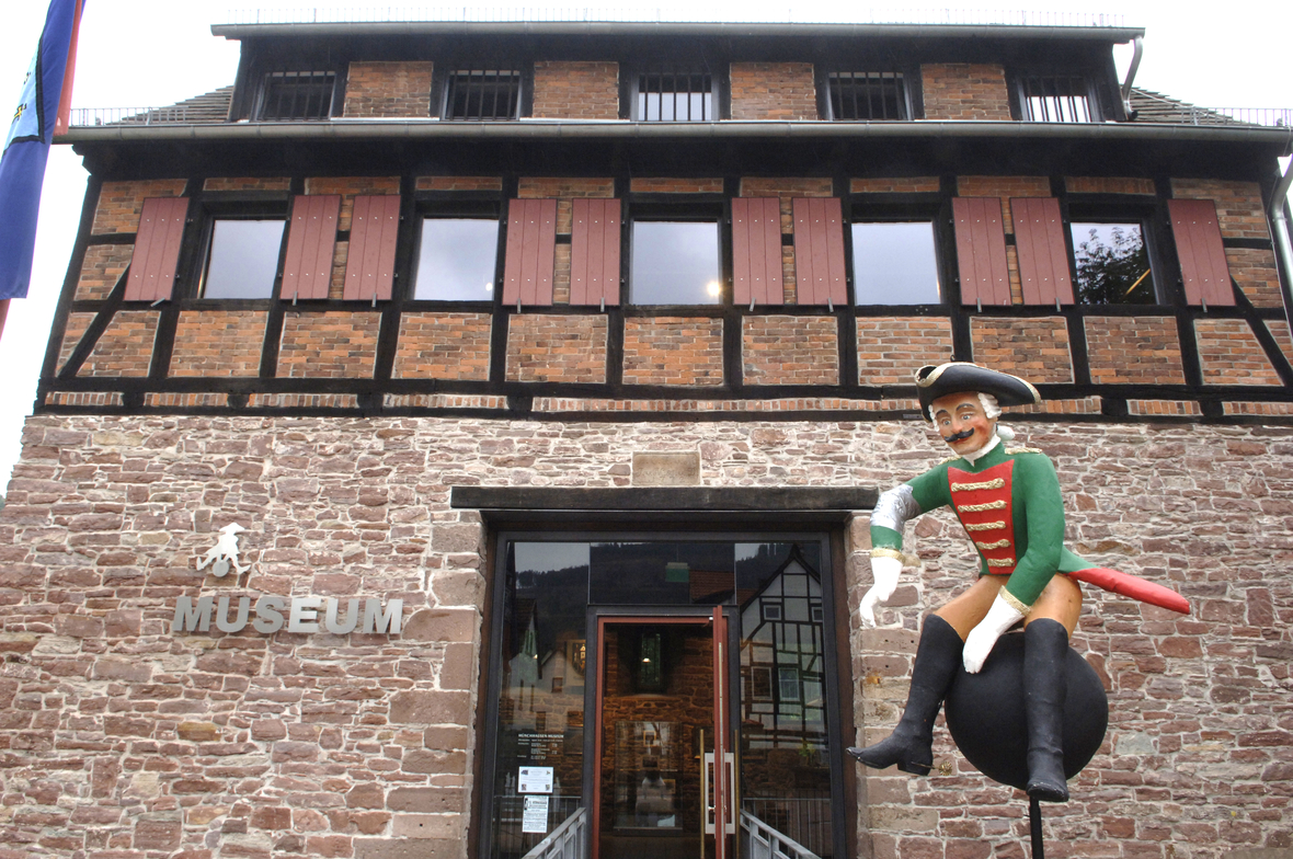 Eine Plastik vor dem Münchhausen-Museum in der niedersächsischen Stadt Bodenwerder erinnert an den "Ritt auf der Kanonenkugel" des Freiherrn von Münchhausen (1720-1797). 