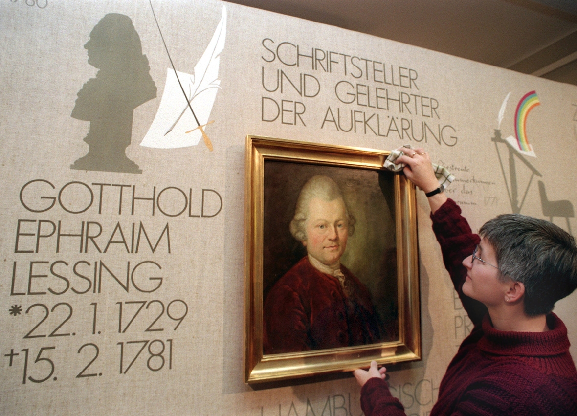 Porträt des deutschen Lyrikers und Literaten Gotthold Ephraim Lessing  (1729-1781). Er war ein herausragender Vertreter der Aufklärung. Der Bilderrahmen wird im Lessing Museum der sächsischen Kreisstadt Kamenz vorsichtig geputzt, Januar 1999.