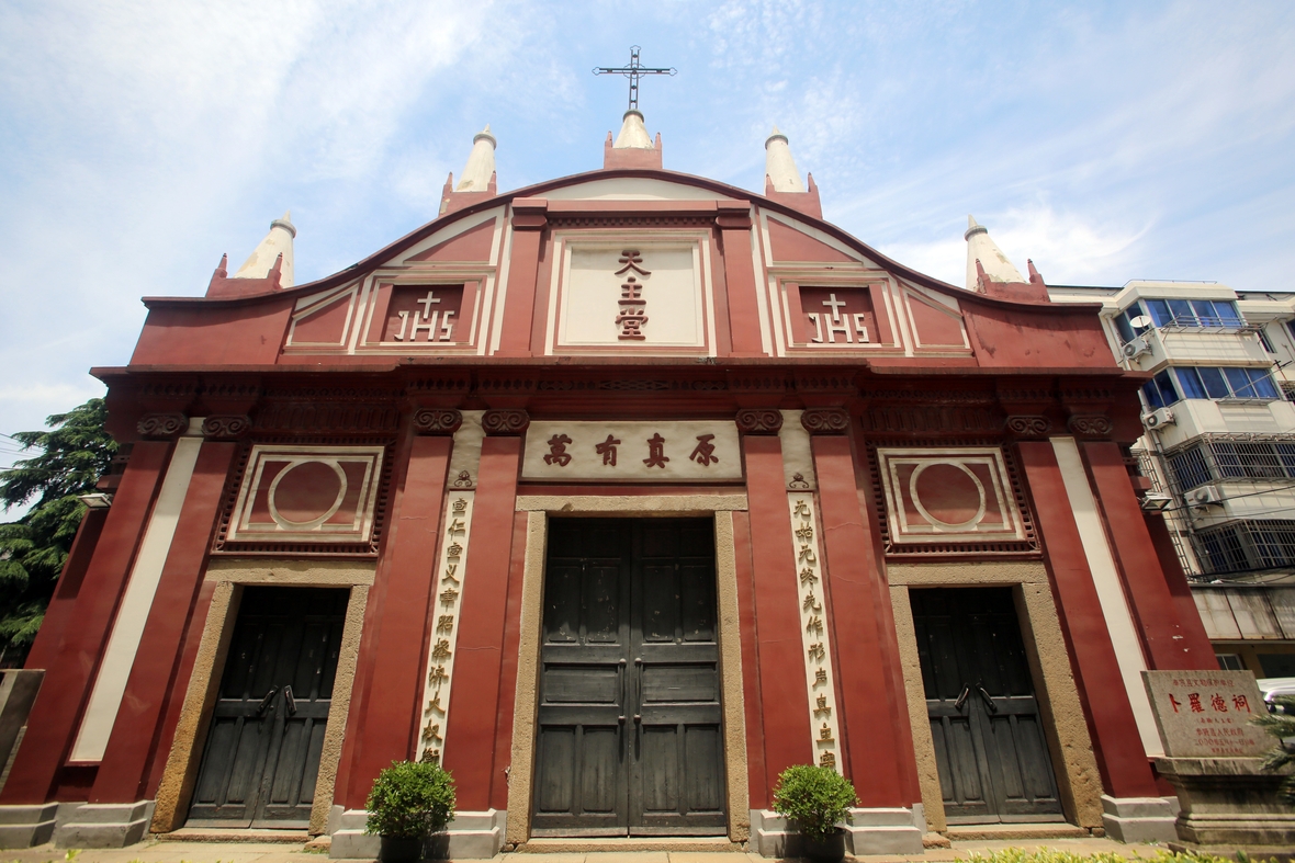 Blick von außen auf die katholische Nanqiao Kirche in Shanghai. 