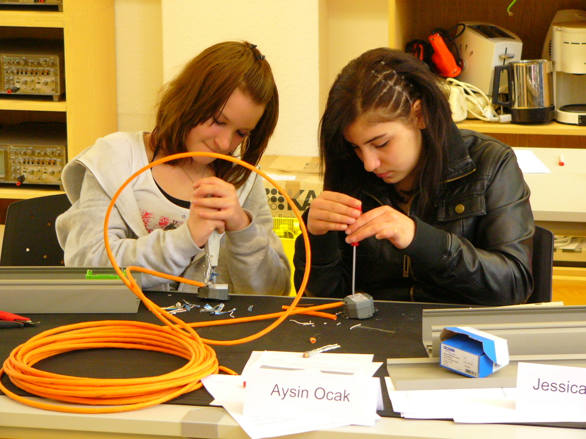 2 Mädchen arbeiten am Girls' Day in einer Werkstatt