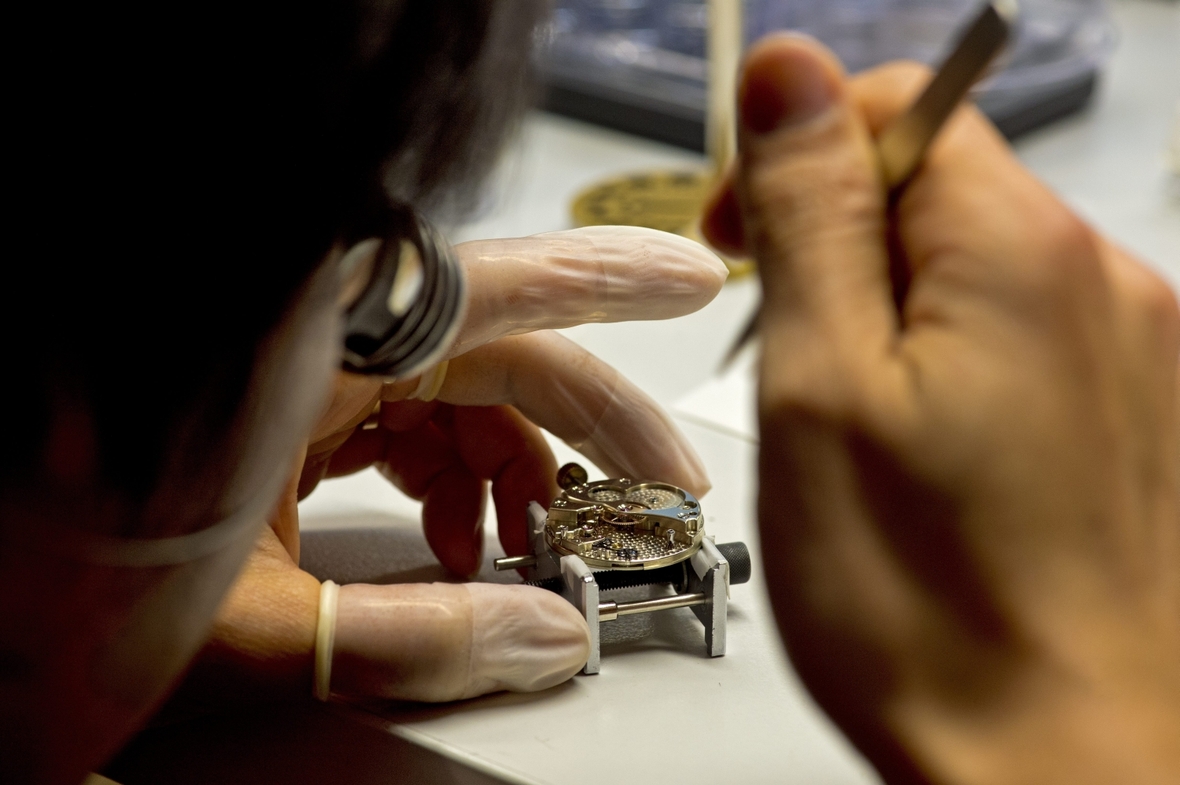 In diesem Gewerbe braucht man viel Geschick: Ein Uhrmacher bei der Herstellung einer Armbanduhr.