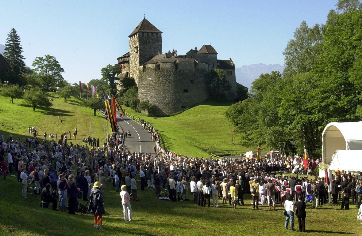 Viele Liechtensteiner besuchen am 15. August auf der Schlosswiese in Vaduz die Messe anlässlich des Liechtensteiner Staatsfeiertags.