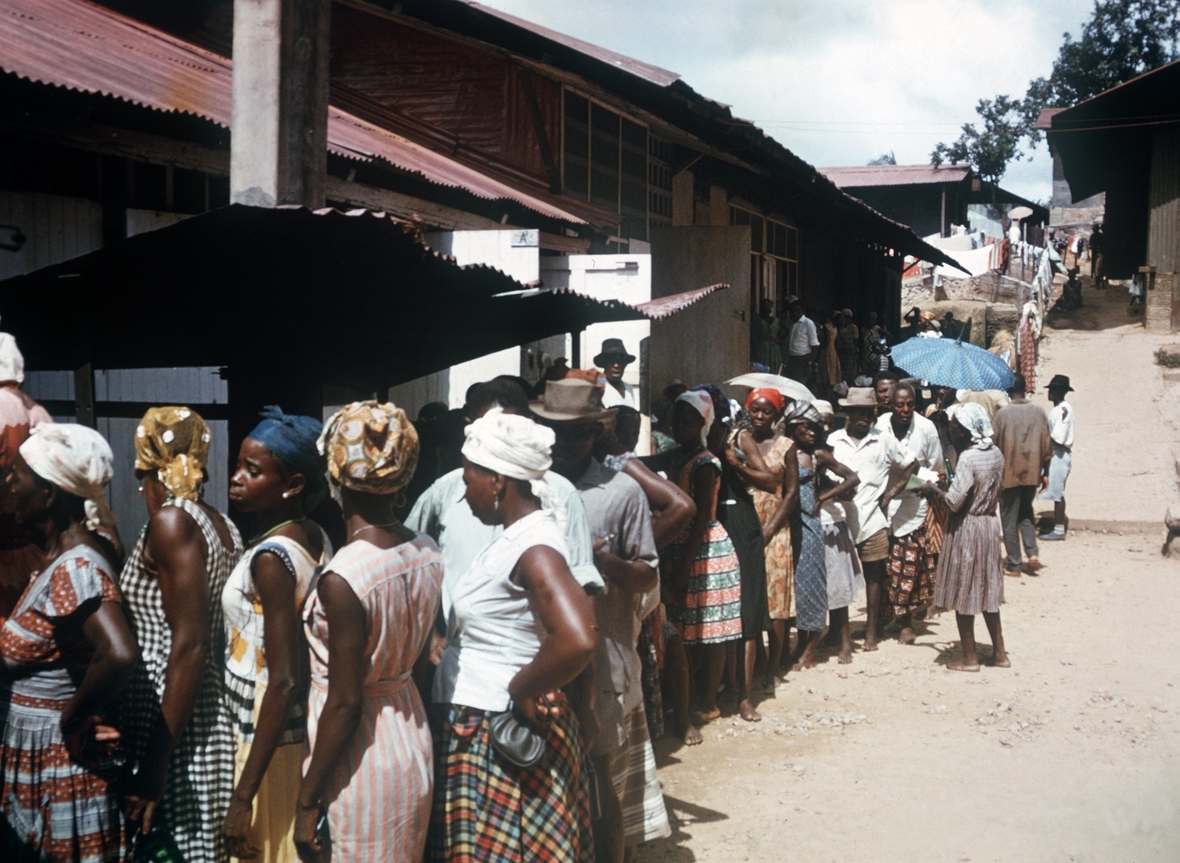 Gabun 1965: Menschen warten auf ihre Medikamente vor dem Tropenkrankenhaus von Lambaréné, das von Albert Schweitzer gegründet wurde.