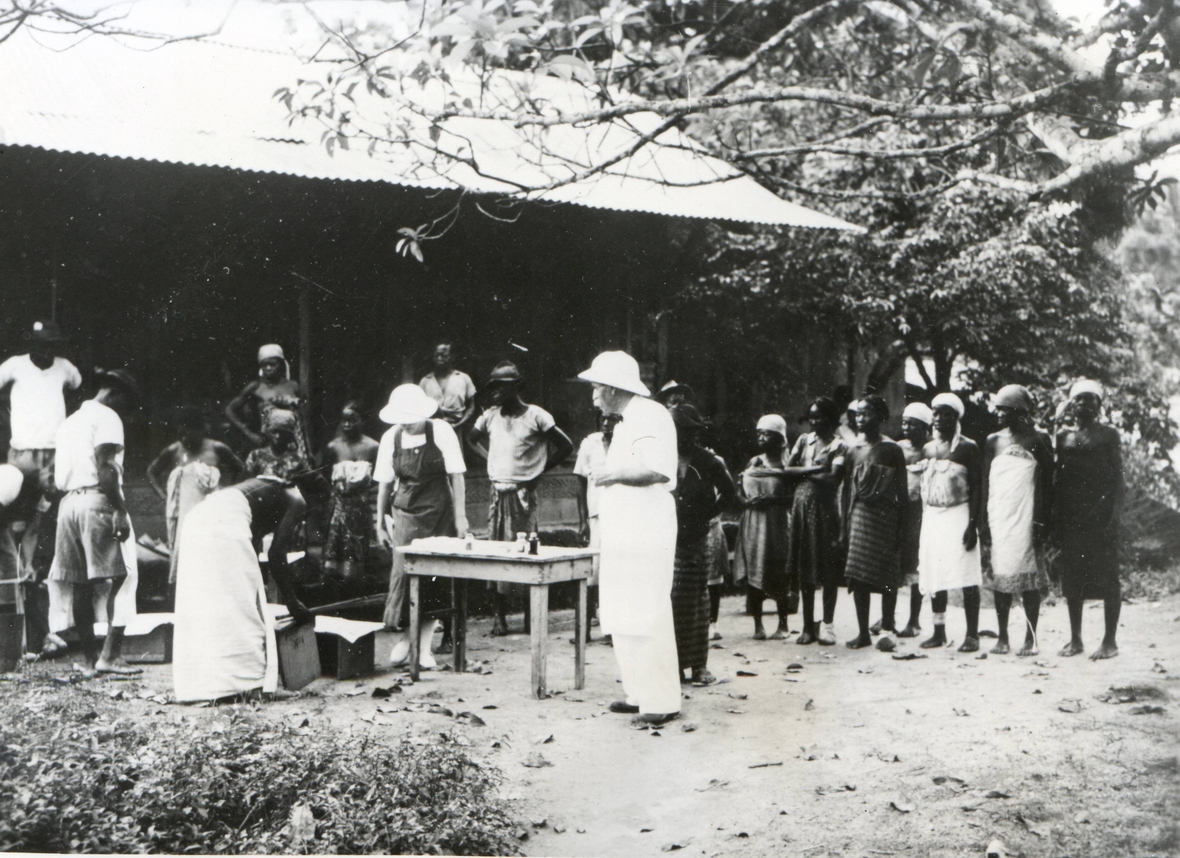 Gabun 1950: In seinem Urwaldhospital in Lambaréné findet die Sprechstunde von Albert Schweitzer im Freien statt.