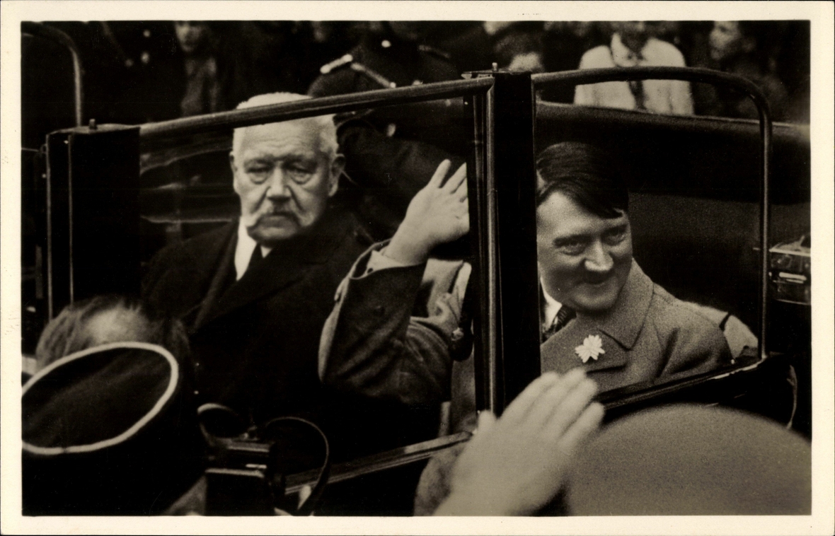 Reichspräsident Paul Hindenburg und Reichskanzler Adolf Hitler in einem offenen Wagen
