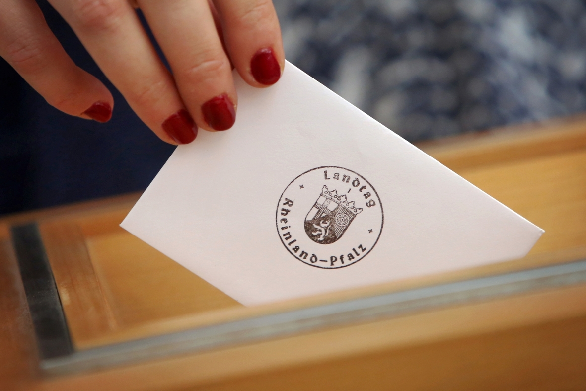 Eine Abgeordnete in Rheinland-Pfalz gibt bei einer Wahl im Landtag ihre Stimme ab.